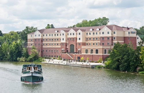 Rochester Condominio | Queen Suite with In-Suite Conference Space Near the University of Rochester
