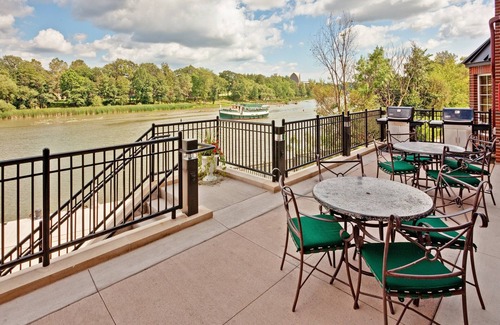 Rochester Condominio | Queen Suite with In-Suite Conference Space Near the University of Rochester
