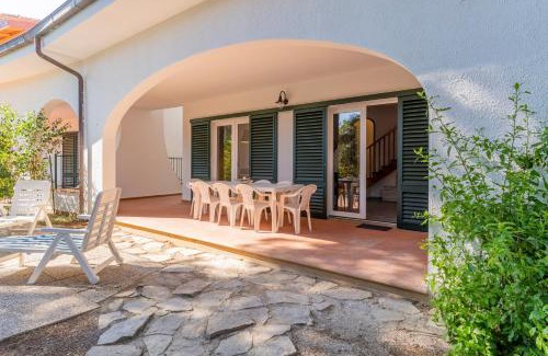 Quercianella Apartamento | Quercianella Lovely Villa near the Sea W/Parking!