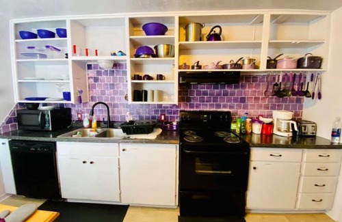 Lawton Cabaña | QUICK 1 mile to Ft Sill - clean, sleeps 5, washer/dryer, & PETS welcome!