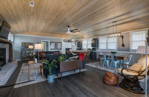 Ridgeway Casa | Quick Retreat- Lakefront lot, for family getaway, water activities or fishing!