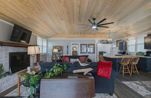 Ridgeway Casa | Quick Retreat- Lakefront lot, for family getaway, water activities or fishing!