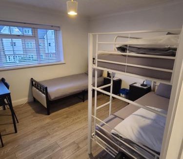 Crawley Casa | QUICK STOP-GATWICK STAY, Triple room