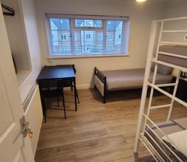 Crawley Casa | QUICK STOP-GATWICK STAY, Triple room