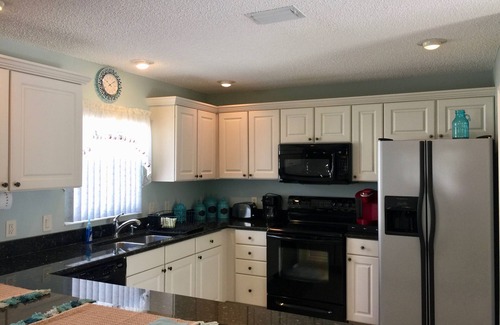 Virginia Trace Casa | Hermosa villa cerca del lago Sumter Landing! Carrito de golf, 2 bicicletas y WiFi