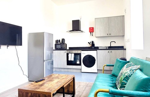 Bury Apartamento | Quiet 1BR | Turf Apartment | 5 Mins to Bury