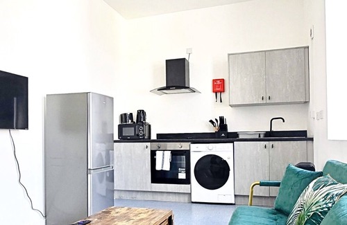 Bury Apartamento | Quiet 1BR | Turf Apartment | 5 Mins to Bury