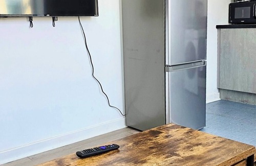 Bury Apartamento | Quiet 1BR | Turf Apartment | 5 Mins to Bury