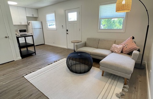 White Cottage Apartamento | Quiet 2-Bedroom Easy Access to Many Hospitals