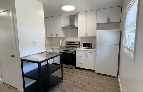 White Cottage Apartamento | Quiet 2-Bedroom Easy Access to Many Hospitals