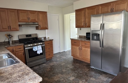 Aliquippa Casa | Quiet 2 BR with washer & dryer & back deck