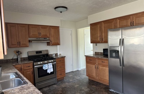 Aliquippa Casa | Quiet 2 BR with washer & dryer & back deck