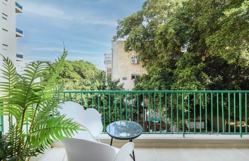 Tel Aviv City Center Apartamento | Quiet 2BR Apartment in Adam HaCohen by HolyGuest