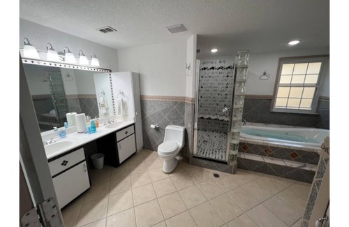 Middleburg Casa | Quiet 3 bedroom 2 bath home with screened in patio