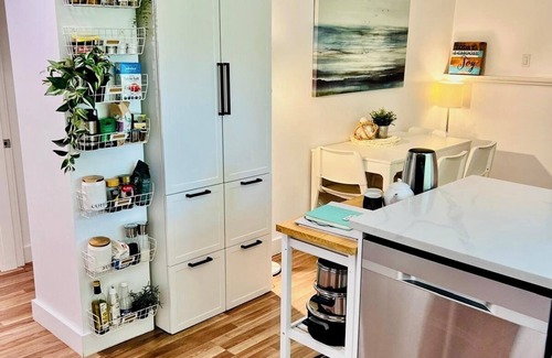 District of North Vancouver Casa | Quiet and bright above-ground suite in North Van near nature, shops and transit.