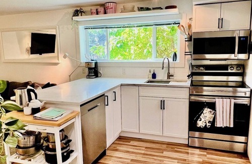 District of North Vancouver Casa | Quiet and bright above-ground suite in North Van near nature, shops and transit.