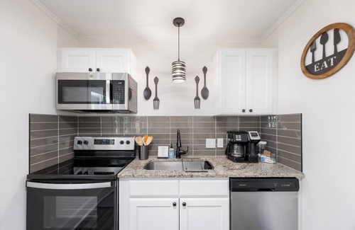 Durham Casa | Quiet and contemporary home in coveted Watts-Hillendale. Close to Duke/VA.