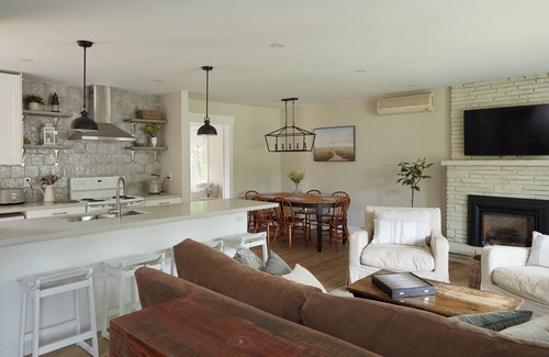 Southampton Casa | Quiet and cozy retreat nestled among the trees and close to the beach.