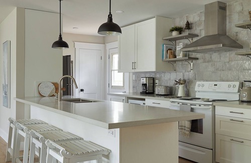 Southampton Casa | Quiet and cozy retreat nestled among the trees and close to the beach.