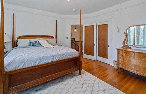 Woodford Casa | Quiet and Peaceful Century Old Farm House Stunning & Luxurious