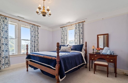 Woodford Casa | Quiet and Peaceful Century Old Farm House Stunning & Luxurious