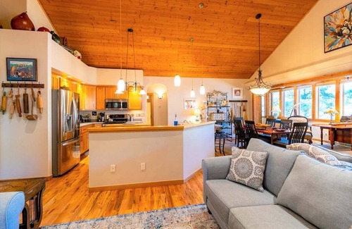 Pagosa Springs Cabina | Quiet Area, Hot Tub, Close to Lakes, Shopping and Dining