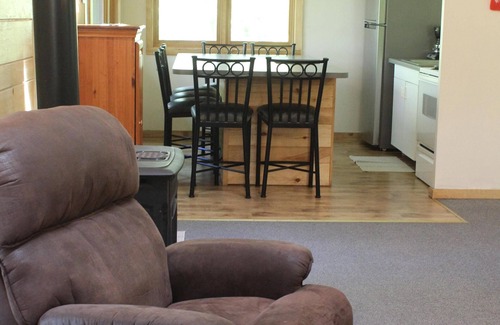 Iron River Cabina | Tranquila belleza de la naturaleza - Glacier Lake; Familia de Loon con bebé; Kayaks, bote de remos