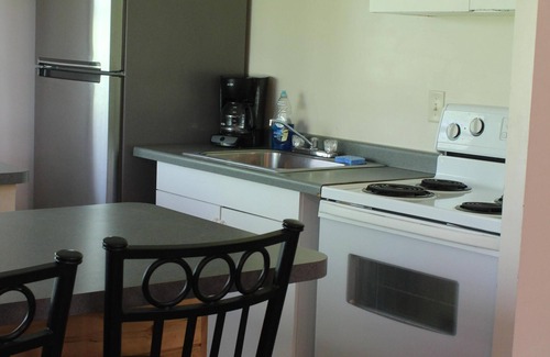 Iron River Cabina | Tranquila belleza de la naturaleza - Glacier Lake; Familia de Loon con bebé; Kayaks, bote de remos