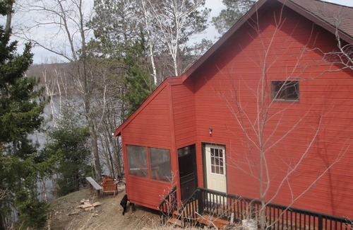 Iron River Cabina | Tranquila belleza de la naturaleza - Glacier Lake; Familia de Loon con bebé; Kayaks, bote de remos
