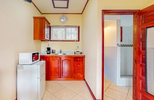 Dangriga Apartamento | Estudio relajante en las afueras de la ciudad con wifi gratuito y porche - desayuno incluido