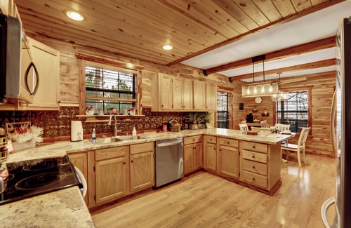 Tuskahoma Cabina | Quiet Cabin w/Hot Tub and a View
