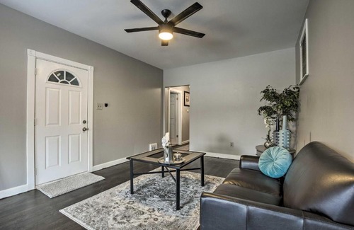 South Austin Casa | Quiet Chicago Townhome Walk to Subway Stations