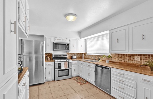 Biggs Field Casa | Quiet Comfortable Retro 3 bedroom near Airport