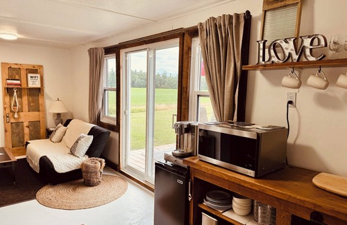 Delhi Cabaña | Quiet Cottage Near Turkey Point and Port Dover