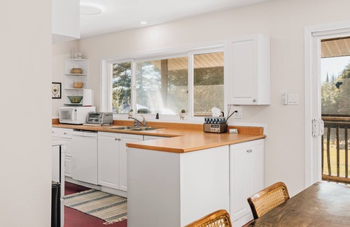 Perry Cabaña | Quiet cottage on private lot minutes from town. Boater or snowmobieler delight!