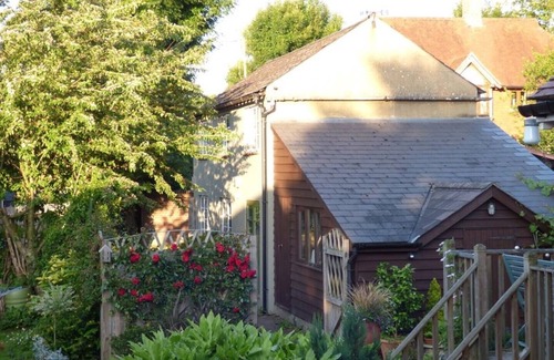Abbess Roding Cabaña | Quiet cottage very close to village centre and ameneties.