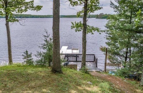Elcho Cabaña | Cabaña tranquila con impresionantes vistas al lago tranquilo cerca de Elcho y Pelican Lake WI