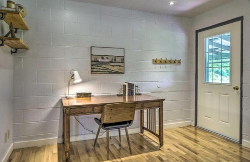 Squires Casa | Quiet Country Home in Ava with Chic Interior!