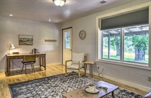 Squires Casa | Quiet Country Home in Ava with Chic Interior!