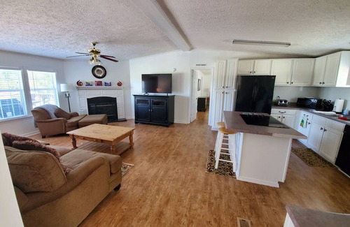 Aberdeen Casa | Quiet country living only minutes from town & golf.