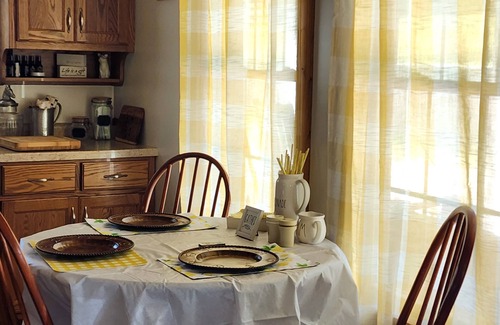 McArthur Casa | Quiet Country Retreat w/ Horses, stocked pond & Spa Srv – Near Hocking Hills