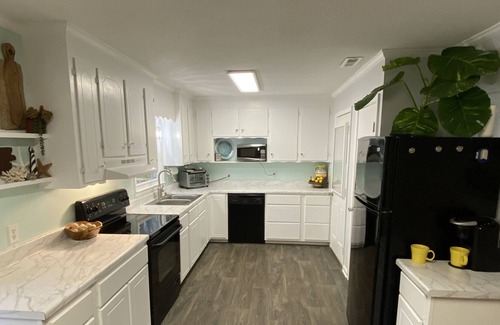 Raleigh Casa | Quiet & cozy 2 bedroom with large yard