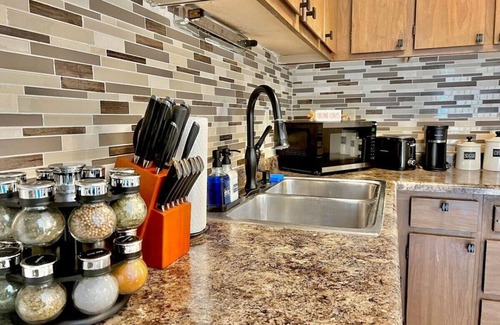 Orange Prairie Apartamento | Quiet & Cozy 2BR APT, Black-out Curtains