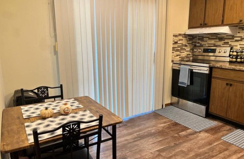 Orange Prairie Apartamento | Quiet & Cozy 2BR APT, Black-out Curtains