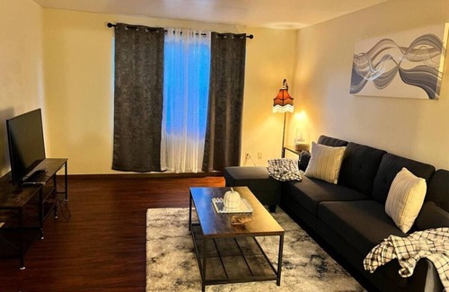 Orange Prairie Apartamento | Quiet & Cozy 2BR APT, Black-out Curtains