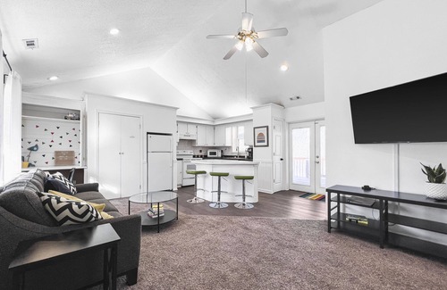Gladstone Casa | Quiet & Cozy 2BR House Big Yard