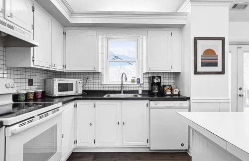 Gladstone Casa | Quiet & Cozy 2BR House Big Yard
