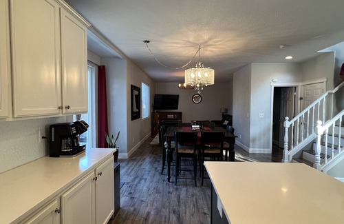 Vancouver Casa | Quiet Cul-de-sac home with hot tub