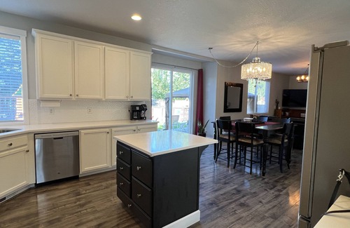 Vancouver Casa | Quiet Cul-de-sac home with hot tub