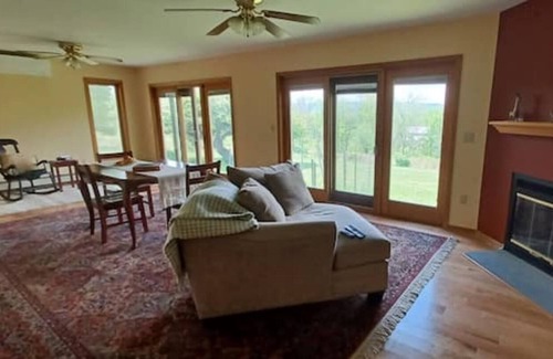 New Paltz Apartamento | Quiet, eco-friendly apt in New Paltz with great view